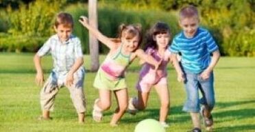 Les enfants peuvent être infectés par des champignons à l'extérieur