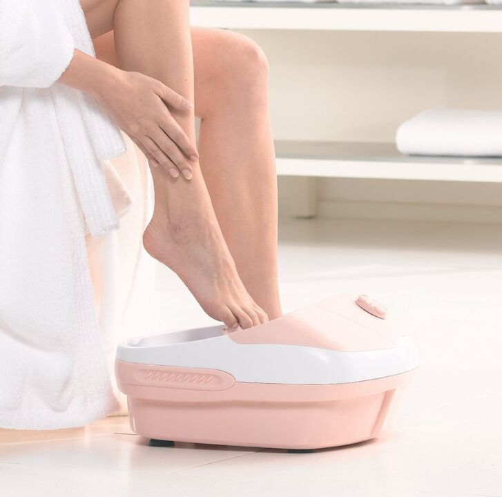 Un bain de pieds avec du jus ou de l'huile de chélidoine aide à éliminer la mycose des ongles